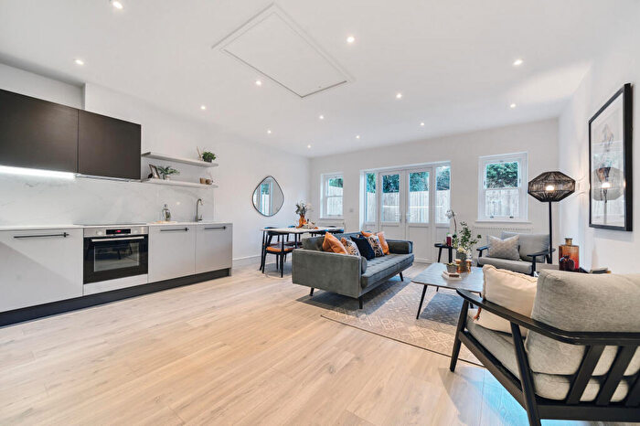 3 Bedroom Apartment To Rent In Queens Avenue, N3