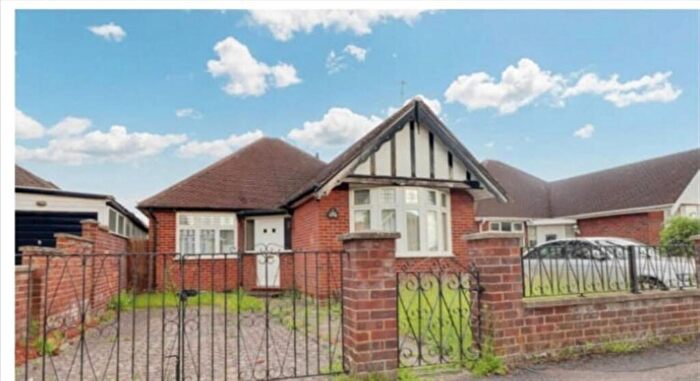 3 Bedroom Detached Bungalow For Sale In Welbury Avenue, Luton, LU3