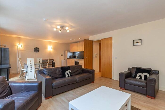 2 Bedroom Flat To Rent In Islington Gates, Fleet Street, B3