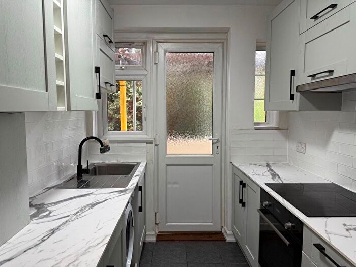 2 Bedroom Flat To Rent In Flat, Twyford Court, Twyford Avenue, London, W3