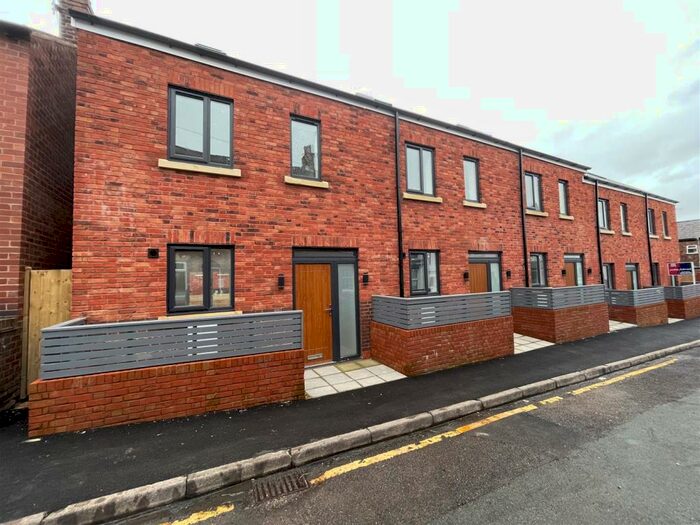 3 Bedroom Town House To Rent In Armitt Street, Macclesfield, SK11