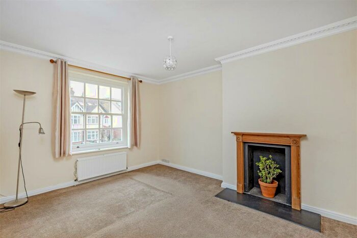 1 Bedroom Flat To Rent In Cedar Court, East Sheen, SW14