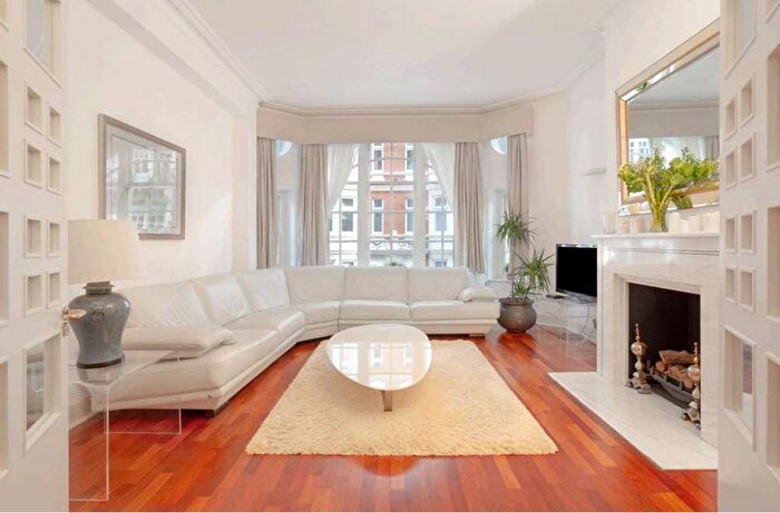 3 Bedroom Flat To Rent In Basil Street, London, SW3