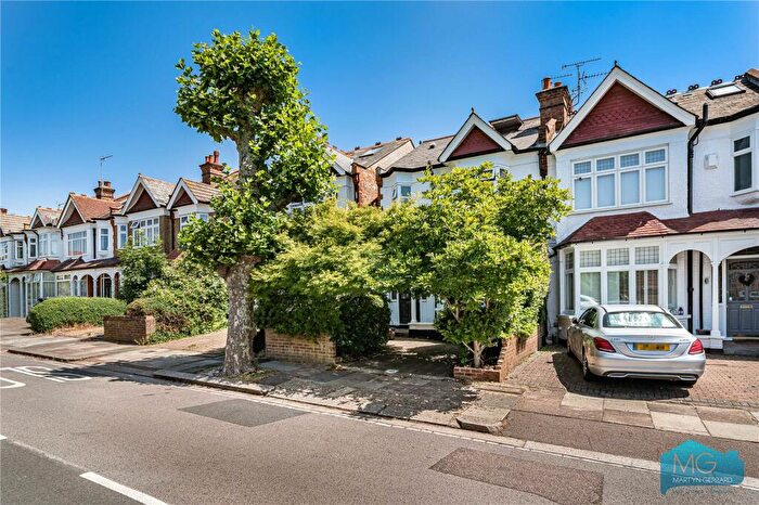 4 Bedroom Semi-Detached House For Sale In Holdenhurst Avenue, London, N12