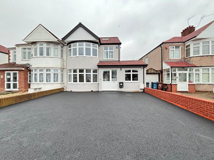 1 Bedroom House Of Multiple Occupation To Rent In Room - Kenton Road, Kenton, Harrow, HA3