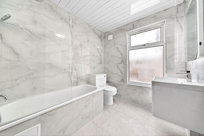 2 Bedroom Flat To Rent In Water Lane, Ilford, Essex, IG3