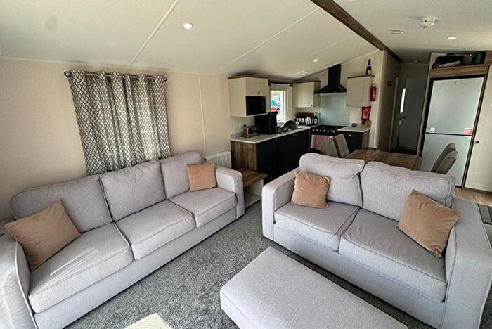 2 Bedroom Mobile/park Home For Sale In Sleaford Road, Tattershall, Lincoln, LN4