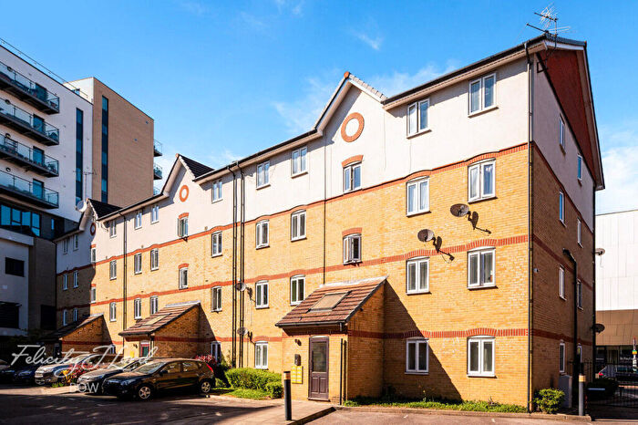 2 Bedroom Apartment For Sale In St Pauls Way, London, E3