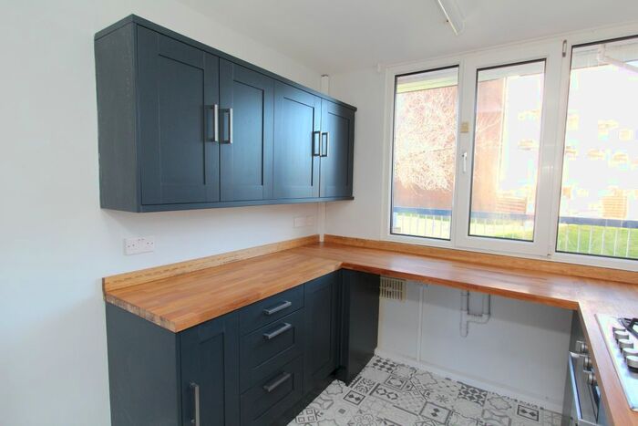 2 Bedroom Maisonette To Rent In Batemoor Place, Sheffield, S8