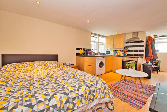 Studio To Rent In Norbreck Gardens, NW10