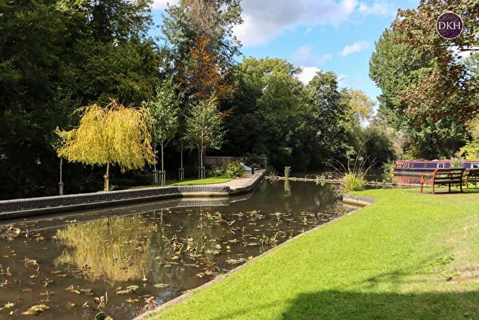 2 Bedroom Flat For Sale In Grove Mill Lane, Watford, Hertfordshire, WD17