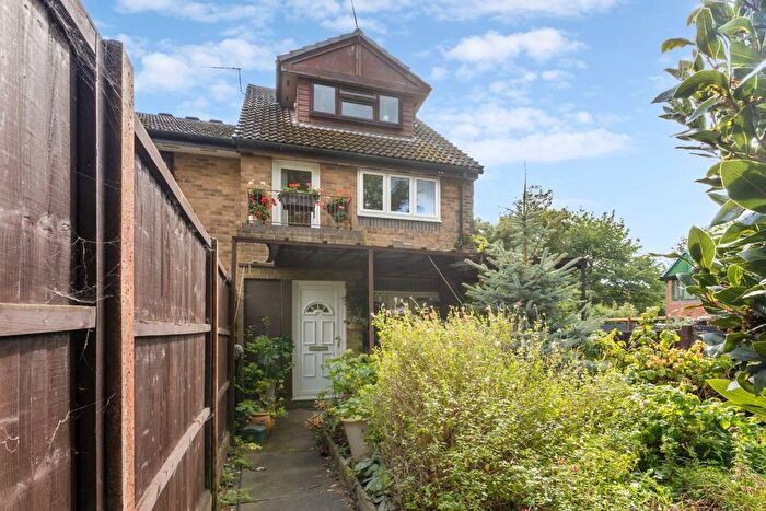 1 Bedroom Maisonette To Rent In Weavers Close, Isleworth, TW7