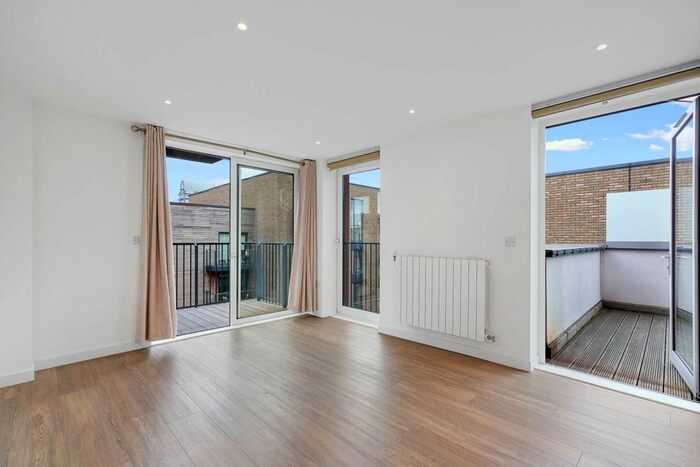 2 Bedroom Flat To Rent In Marine Wharf, Canary Wharf, SE16