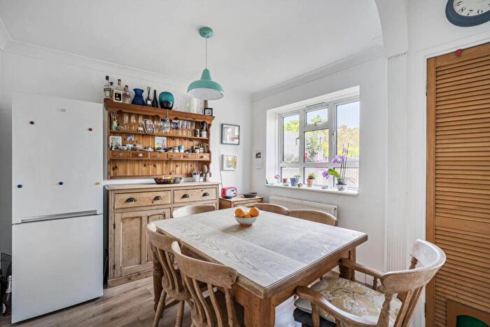 3 Bedroom Maisonette For Sale In Croxted Road, Dulwich, London, SE21