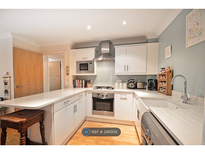 2 Bedroom Flat To Rent In Cranbourne Court, Walton-On-Thames, KT12