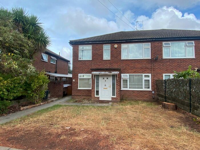 2 Bedroom Maisonette To Rent In Shelley Close, Hayes, UB4