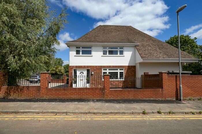 4 Bedroom Detached House To Rent In Kings Avenue, Buckhurst Hill, IG9