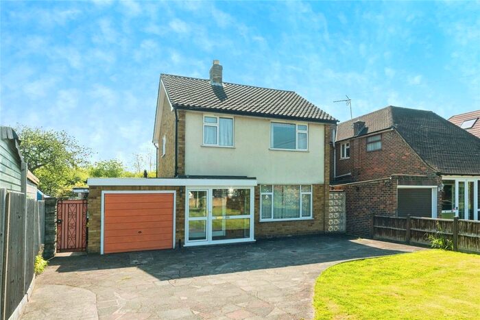 3 Bedroom Detached House For Sale In Leatherhead Road, Chessington, KT9