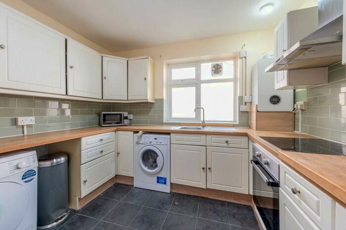 2 Bedroom Flat To Rent In Kingsnympton Park, Kingston Hill, Kingston Upon Thames, KT2