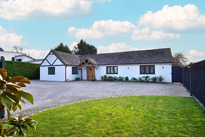 5 Bedroom Detached House For Sale In Chipperfield Road, Bovingdon, HP3