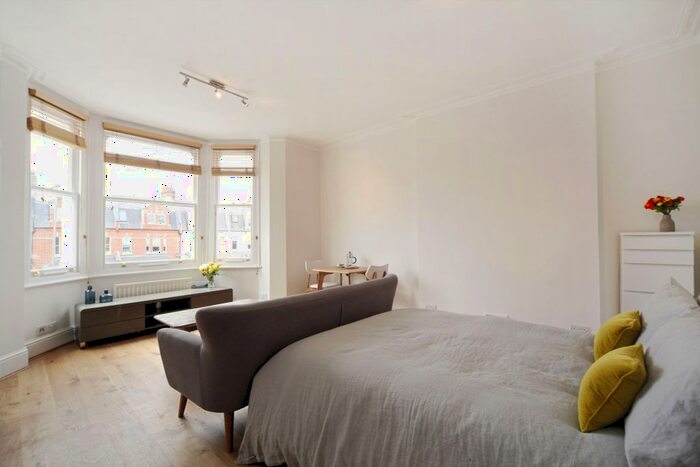 Studio To Rent In Earlsfield Road, London, SW18