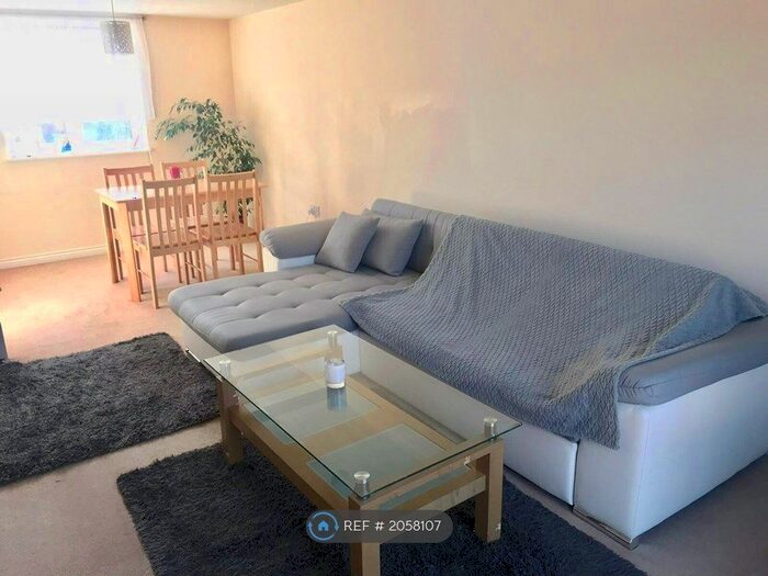 2 Bedroom Flat To Rent In Padstow Road, Swindon, SN2