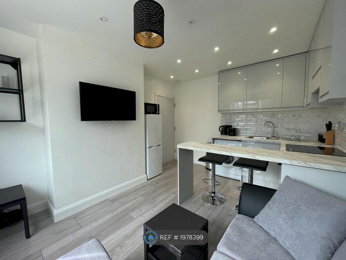 2 Bedroom Flat To Rent In Clapham Common, London, SW4