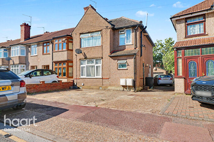 1 Bedroom Flat For Sale In First Avenue, Dagenham, RM10