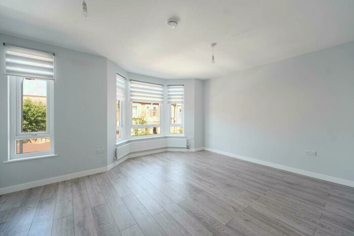 2 Bedroom Flat To Rent In Dagmar Gardens, Kensal Rise, London, NW10