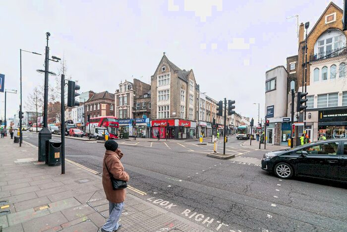 2 Bedroom Flat To Rent In Mare Street, London, E8