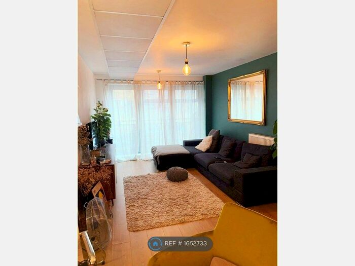 2 Bedroom Flat To Rent In Ira Court, London, SE27