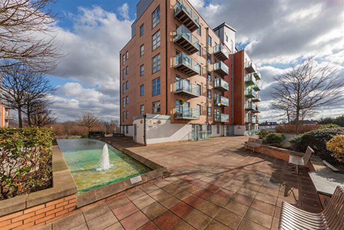 1 Bedroom Apartment For Sale In Queen Mary Avenue, South Woodford, E18