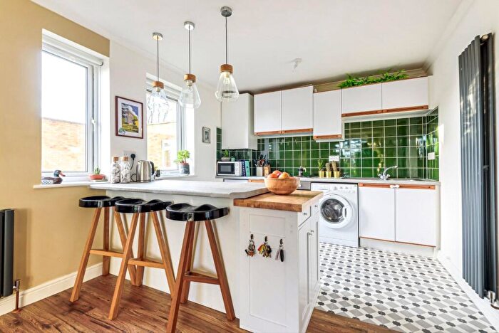 1 Bedroom Flat To Rent In The Oaks, Bycullah Road, Enfield, EN2