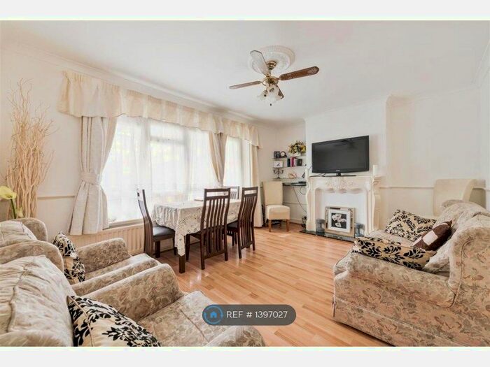 2 Bedroom Flat To Rent In Churchill Terrace, London, E4