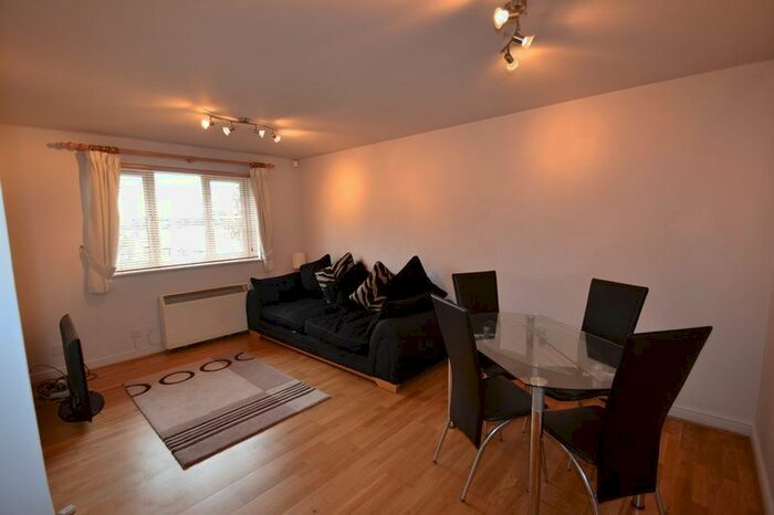 2 Bedroom Flat To Rent In Clarence Close, New Barnet, Barnet EN4