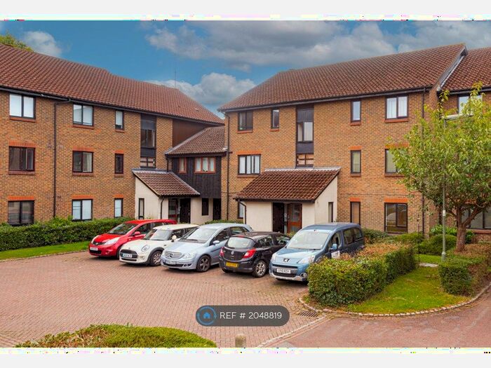 Studio To Rent In Langshott, Horley, RH6