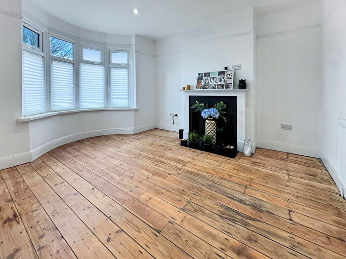 3 Bedroom Semi Detached House For Sale In Welling Way, Welling, DA16