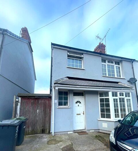 3 Bedroom Semi-Detached House To Rent In Stratford Road, Luton, Bedfordshire, LU4