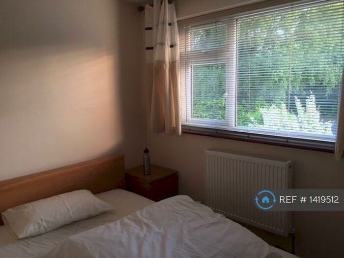 4 Bedroom Semi-Detached House To Rent In Tadley, Tadley, RG26