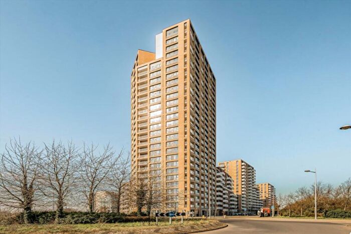 2 Bedroom Flat To Rent In Lakeside Drive, London, NW10