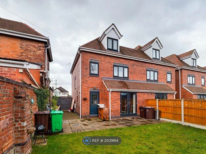 4 Bedroom Semi-Detached House To Rent In Wollaton Road, Nottingham, NG8