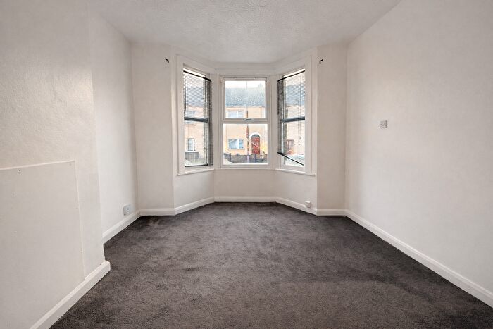 1 Bedroom Flat To Rent In Luton Road, Chatham, ME4