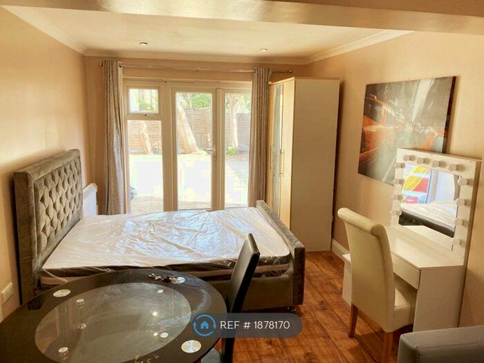 Studio To Rent In Stratford, London, E15