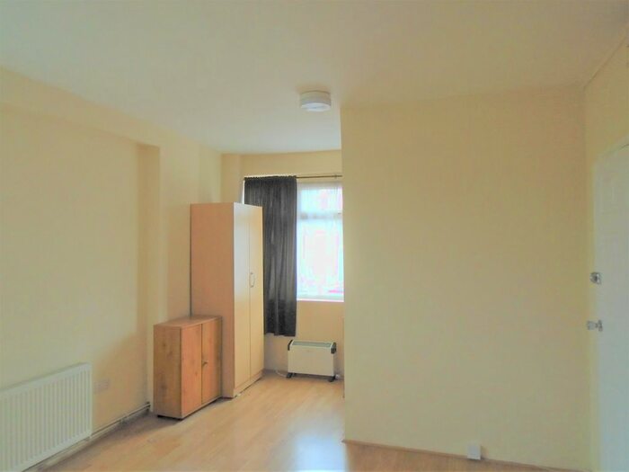 Studio To Rent In United Drive, Feltham, TW14
