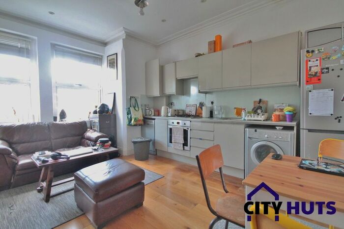 2 Bedroom Flat To Rent In Uplands Road, London, N8
