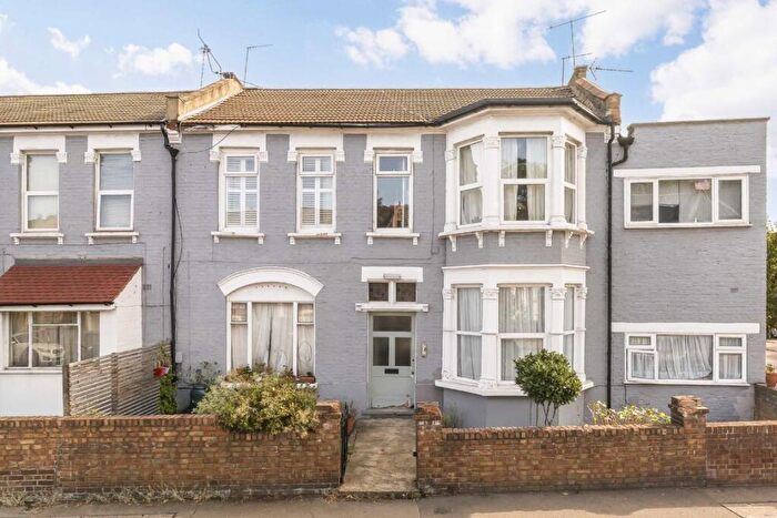 2 Bedroom Flat For Sale In Wightman Road, London, N8