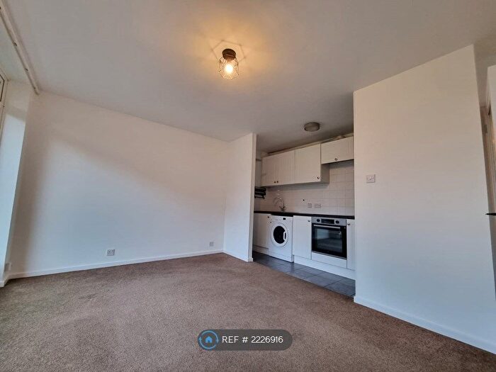 1 Bedroom Flat To Rent In Redruth House, Sutton, SM2