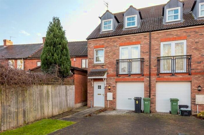 4 Bedroom Town House To Rent In Hornby Court, York, YO31