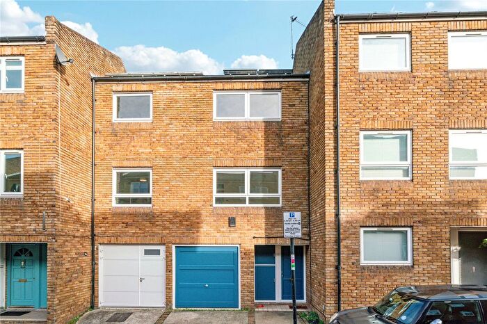 3 Bedroom Detached House For Sale In Rochelle Close, SW11