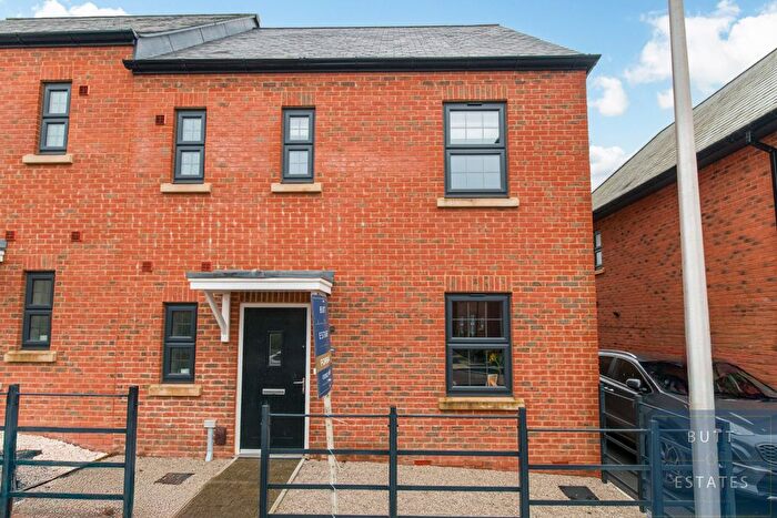 3 Bedroom Semi-Detached House For Sale In Dart Avenue, Exeter, EX2